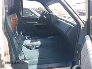 ✅ 1990 Chevrolet Silverado 2500 • VIN: 1GCFK24KXLE263468 • Lot: 42464337. Wystawiony na IAAI z przebiegiem 69 463 mil. Bezpłatny archiwum sprzedaży aukcyjnych z USA i szczegółowy raport historii pojazdu na DreamBid. Zdjęcie 5.