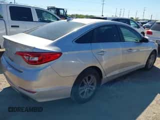 2015 Hyundai Sonata SE z VIN 5NPE24AF9FH154406, wystawiony jako IAAI lot #43614293 z przebiegiem 170 387 mil mil oraz . Historia ofert i sprzedaży dostępna na DreamBid. Obrazek 4.