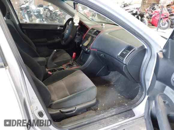 ✅ 2004 Honda Accord DX • VIN: 1HGCM55184A138824 • Lot: 43011734. Listed on IAAI with 216,840 mi. Free auction sales archive from the USA and detailed vehicle history report at DreamBid. Image 5.