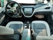 ✅ 2018 Chevrolet Bolt EV Premier • VIN: 1G1FX6S06J4113363 • Lot: 67472504. Wystawiony na Copart z przebiegiem 58 516 mil. Bezpłatny archiwum sprzedaży aukcyjnych z USA i szczegółowy raport historii pojazdu na DreamBid. Zdjęcie 8.