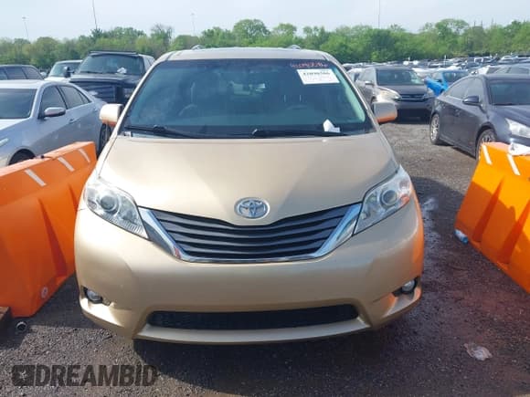 ✅ 2013 Toyota Sienna XLE AAS • VIN: 5TDYK3DC5DS331291 • Lot: 42090586. Listed on IAAI with 176,711 mi. Free auction sales archive from the USA and detailed vehicle history report at DreamBid. Image 12.