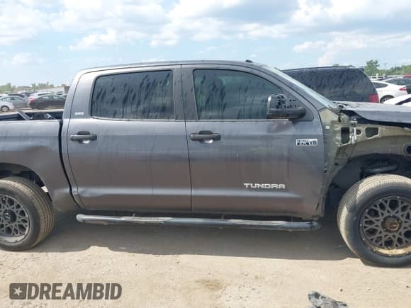 ✅ 2017 Toyota Tundra SR5 • VIN: 5TFEW5F11HX216606 • Lot: 42962329. Wystawiony na IAAI z przebiegiem 100 503 mil. Bezpłatny archiwum sprzedaży aukcyjnych z USA i szczegółowy raport historii pojazdu na DreamBid. Zdjęcie 13.