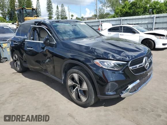 ✅ 2024 Mercedes-Benz GLC 300 • VIN: W1NKM4HB4RF092226 • Lot: 68118715. Listed on Copart with 27,714 mi. Free auction sales archive from the USA and detailed vehicle history report at DreamBid. Image 4.
