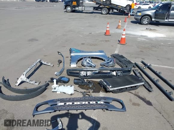 ✅ 2023 Ford Bronco • VIN: 1FMEE5DHXPLB80726 • Lot: 42054200. Wystawiony na IAAI z przebiegiem 12 921 mil. Bezpłatny archiwum sprzedaży aukcyjnych z USA i szczegółowy raport historii pojazdu na DreamBid. Zdjęcie 12.