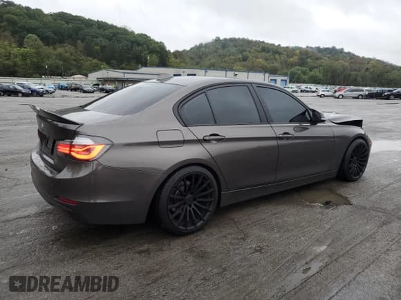 ✅ 2015 BMW 3 Series 328i xDrive • VIN: WBA3B5G59FNS16976 • Лот: 85710995. Опубликован ранее на Copart с пробегом 131 904 миль. Бесплатный доступ к архиву аукционных продаж из США и подробный отчёт об истории автомобиля на DreamBid. Изображение 3.