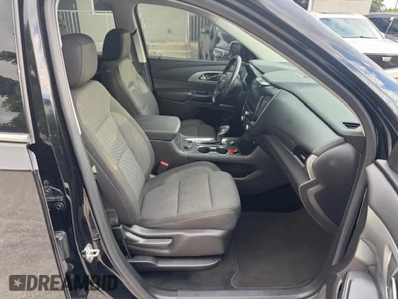 ✅ 2021 Chevrolet Traverse LT Cloth • VIN: 1GNERGKW7MJ168621 • Lot: 82171285. Wystawiony na Copart z przebiegiem 68 353 mil. Bezpłatny archiwum sprzedaży aukcyjnych z USA i szczegółowy raport historii pojazdu na DreamBid. Zdjęcie 7.