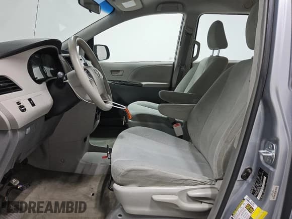 ✅ 2014 Toyota Sienna L • VIN: 5TDZK3DC0ES521084 • Lot: 91253955. Listed on Copart with 63,259 mi. Free auction sales archive from the USA and detailed vehicle history report at DreamBid. Image 7.