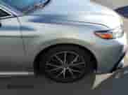 2022 Toyota Camry SE z VIN 4T1G11AKXNU712139, wystawiony jako IAAI lot #43506666 z przebiegiem 13 941 mil mil oraz . Historia ofert i sprzedaży dostępna na DreamBid. Obrazek 17.