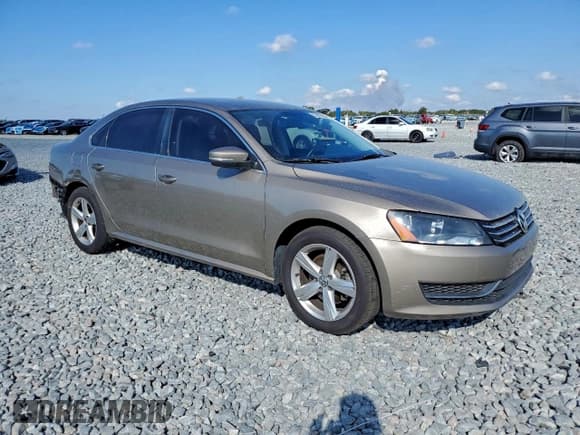 ✅ 2015 Volkswagen Passat SE • VIN: 1VWBS7A37FC015992 • Лот: 93832365. Опубликован ранее на Copart с пробегом 111 659 миль. Бесплатный доступ к архиву аукционных продаж из США и подробный отчёт об истории автомобиля на DreamBid. Изображение 4.