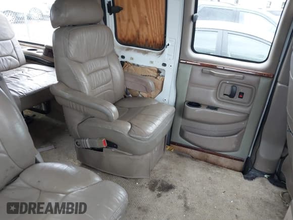 ✅ 2005 GMC Savana Cargo YF7 Upfitter • VIN: 1GDFG15TX51100456 • Lot: 42711052. Listed on IAAI with 256,014 mi. Free auction sales archive from the USA and detailed vehicle history report at DreamBid. Image 8.