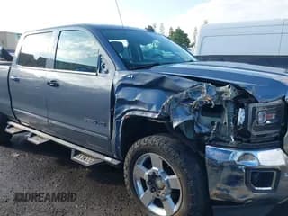 ✅ 2015 GMC Sierra 2500HD SLT • VIN: 1GT12ZE88FF672217 • Lot: 43335177. Wystawiony na IAAI z przebiegiem 212 408 mil. Bezpłatny archiwum sprzedaży aukcyjnych z USA i szczegółowy raport historii pojazdu na DreamBid. Zdjęcie 6.