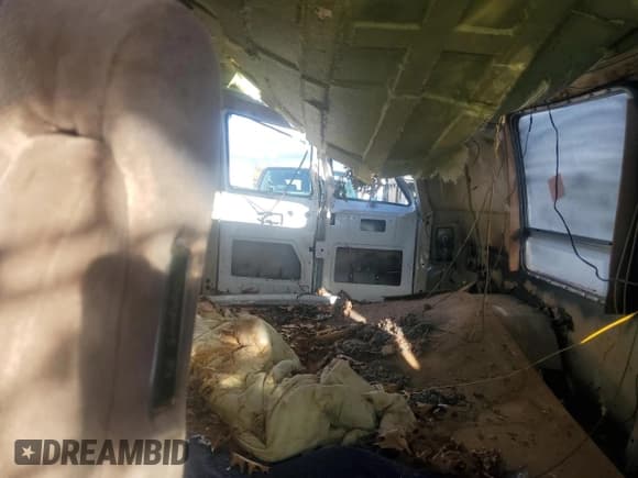 ✅ 1984 Dodge RAM • VIN: 2B6HB23T6EK224219 • Lot: 90029175. Wystawiony na Copart z przebiegiem 96 821 mil. Bezpłatny archiwum sprzedaży aukcyjnych z USA i szczegółowy raport historii pojazdu na DreamBid. Zdjęcie 10.