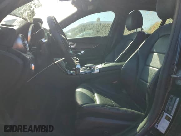 ✅ 2019 Mercedes-Benz C 300 • VIN: 55SWF8EB7KU301143 • Lot: 87213215. Wystawiony na Copart z przebiegiem 64 710 mil. Bezpłatny archiwum sprzedaży aukcyjnych z USA i szczegółowy raport historii pojazdu na DreamBid. Zdjęcie 7.