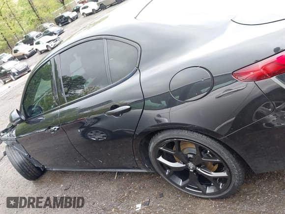 ✅ 2021 Alfa Romeo Giulia Ti Sport • VIN: ZARFAMBN0M7639439 • Lot: 41974763. Listed on IAAI with 27,297 mi. Free auction sales archive from the USA and detailed vehicle history report at DreamBid. Image 14.