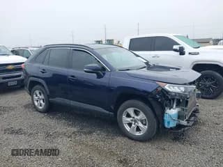 ✅ 2021 Toyota RAV4 XLE • VIN: 2T3W1RFV2MW172501 • Lot: 43486863. Wystawiony na IAAI z przebiegiem 50 746 mil. Bezpłatny archiwum sprzedaży aukcyjnych z USA i szczegółowy raport historii pojazdu na DreamBid. Zdjęcie 1.