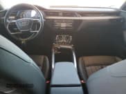 ✅ 2021 Audi e-tron Premium • VIN: WA1AAAGE3MB030607 • Lot: 66334385. Wystawiony na Copart z przebiegiem 23 483 mil. Bezpłatny archiwum sprzedaży aukcyjnych z USA i szczegółowy raport historii pojazdu na DreamBid. Zdjęcie 8.