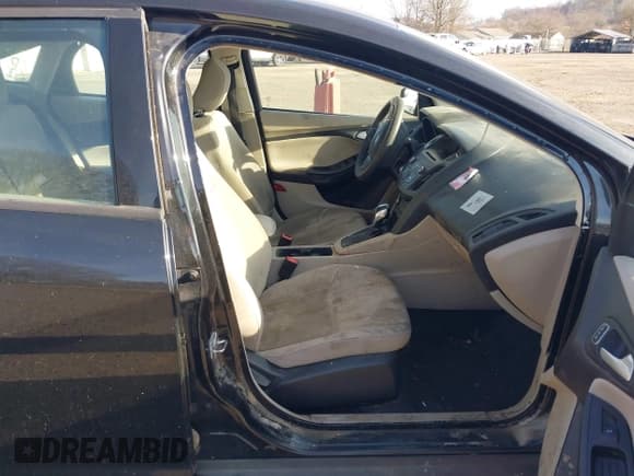 ✅ 2015 Ford Focus SE • VIN: 1FADP3F23FL226733 • Lot: 43727932. Wystawiony na IAAI z przebiegiem 166 457 mil. Bezpłatny archiwum sprzedaży aukcyjnych z USA i szczegółowy raport historii pojazdu na DreamBid. Zdjęcie 5.