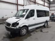 ✅ 2012 Mercedes-Benz Sprinter Passenger • VIN: WDZPE7CC2C5660966 • Lot: 43720741. Wystawiony na IAAI z przebiegiem 236 080 mil. Bezpłatny archiwum sprzedaży aukcyjnych z USA i szczegółowy raport historii pojazdu na DreamBid. Zdjęcie 2.