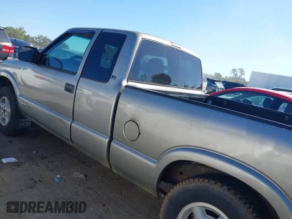 2000 Chevrolet S-10 LS с VIN 1GCDT19W1YK191711, выставлен на аукционе IAAI как лот 43329054 с пробегом 180 643 миль миль и . История ставок и продаж доступна на DreamBid. Изображение 14.