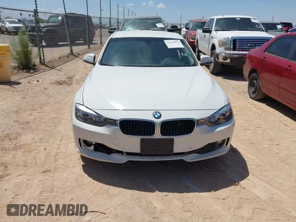 ✅ 2015 BMW 3 Series 320i • VIN: WBA3B1G58FNT03891 • Lot: 42910924. Wystawiony na IAAI z przebiegiem 109 510 mil. Bezpłatny archiwum sprzedaży aukcyjnych z USA i szczegółowy raport historii pojazdu na DreamBid. Zdjęcie 12.