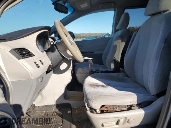 ✅ 2011 Toyota Sienna LE • VIN: 5TDJK3DC6BS004669 • Lot: 87207195. Wystawiony na Copart z przebiegiem 204 081 mil. Bezpłatny archiwum sprzedaży aukcyjnych z USA i szczegółowy raport historii pojazdu na DreamBid. Zdjęcie 7.