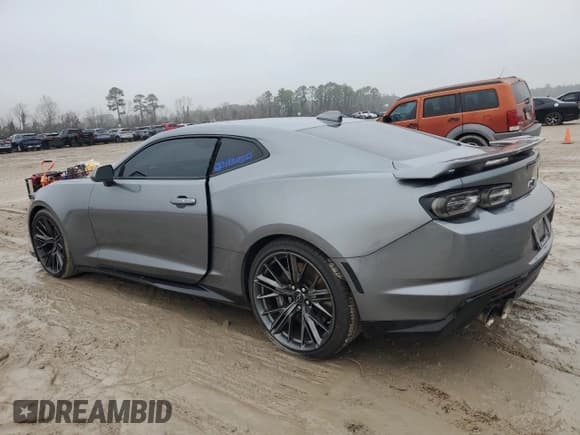 ✅ 2021 Chevrolet Camaro ZL1 • VIN: 1G1FJ1R61M0140058 • Lot: 43051595. Wystawiony na Copart z przebiegiem 29 896 mil. Bezpłatny archiwum sprzedaży aukcyjnych z USA i szczegółowy raport historii pojazdu na DreamBid. Zdjęcie 2.