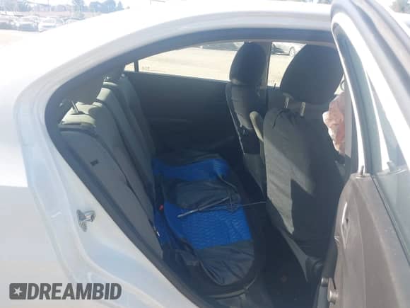 2015 Chevrolet Sonic LS z VIN 1G1JA5SG0F4118892, wystawiony jako IAAI lot #43427632 z przebiegiem 42 348 mil mil oraz . Historia ofert i sprzedaży dostępna na DreamBid. Obrazek 8.