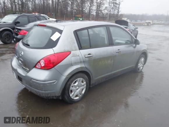 ✅ 2011 Nissan Versa S • VIN: 3N1BC1CP2BL430569 • Lot: 43819287. Wystawiony na IAAI z przebiegiem Nie podano. Bezpłatny archiwum sprzedaży aukcyjnych z USA i szczegółowy raport historii pojazdu na DreamBid. Zdjęcie 4.