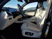 ✅ 2024 BMW X7 M60i • VIN: 5UX33EM05R9T05013 • Lot: 42544435. Wystawiony na Copart z przebiegiem 42 919 mil. Bezpłatny archiwum sprzedaży aukcyjnych z USA i szczegółowy raport historii pojazdu na DreamBid. Zdjęcie 7.