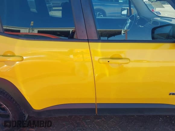 ✅ 2015 Jeep Renegade Latitude • VIN: ZACCJABT4FPC42560 • Lot: 43638669. Listed on IAAI with 129,316 mi. Free auction sales archive from the USA and detailed vehicle history report at DreamBid. Image 17.