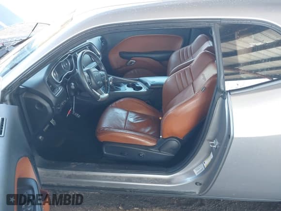 ✅ 2015 Dodge Challenger SRT 392 • VIN: 2C3CDZDJ9FH714212 • Lot: 43531322. Wystawiony na IAAI z przebiegiem 79 828 mil. Bezpłatny archiwum sprzedaży aukcyjnych z USA i szczegółowy raport historii pojazdu na DreamBid. Zdjęcie 12.