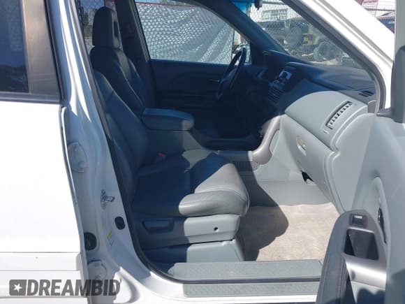 ✅ 2004 Honda Pilot EX • VIN: 5FNYF18564B010594 • Lot: 43588011. Wystawiony na IAAI z przebiegiem 179 137 mil. Bezpłatny archiwum sprzedaży aukcyjnych z USA i szczegółowy raport historii pojazdu na DreamBid. Zdjęcie 5.