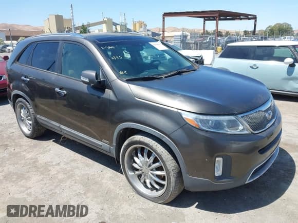 ✅ 2015 Kia Sorento EX • VIN: 5XYKUDA70FG556683 • Lot: 42520995. Wystawiony na IAAI z przebiegiem 85 374 mil. Bezpłatny archiwum sprzedaży aukcyjnych z USA i szczegółowy raport historii pojazdu na DreamBid. Zdjęcie 1.