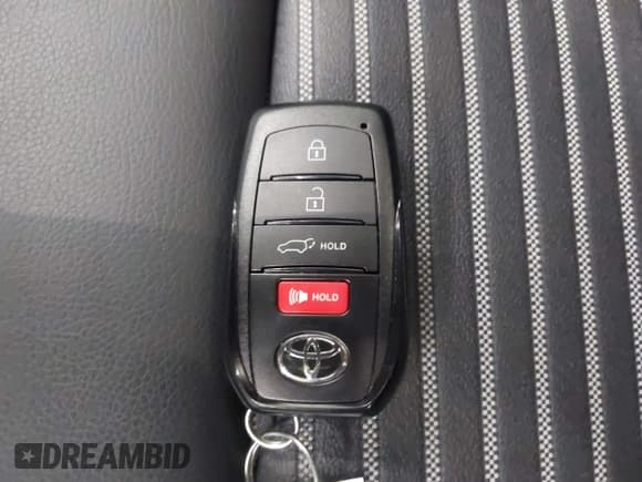 ✅ 2025 Toyota Corolla Cross Hybrid S • VIN: 7MUFBABG4SV073091 • Lot: 43469992. Wystawiony na IAAI z przebiegiem 8 524 mil. Bezpłatny archiwum sprzedaży aukcyjnych z USA i szczegółowy raport historii pojazdu na DreamBid. Zdjęcie 11.