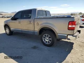 ✅ 2006 Lincoln Mark LT • VIN: 5LTPW16516FJ07633 • Lot: 67848524. Wystawiony na Copart z przebiegiem 120 008 mil. Bezpłatny archiwum sprzedaży aukcyjnych z USA i szczegółowy raport historii pojazdu na DreamBid. Zdjęcie 2.