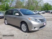 ✅ 2015 Toyota Sienna XLE • VIN: 5TDYK3DC6FS632493 • Lot: 42176411. Wystawiony na IAAI z przebiegiem 172 929 mil. Bezpłatny archiwum sprzedaży aukcyjnych z USA i szczegółowy raport historii pojazdu na DreamBid. Zdjęcie 1.