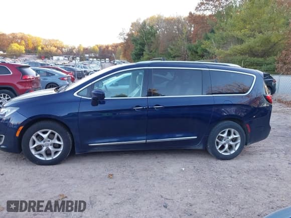 ✅ 2018 Chrysler Pacifica Touring L Plus • VIN: 2C4RC1EG1JR112596 • Lot: 43605978. Listed on IAAI with 141,400 mi. Free auction sales archive from the USA and detailed vehicle history report at DreamBid. Image 14.