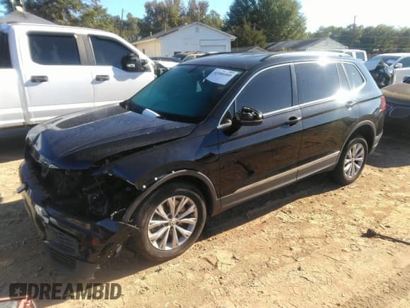 ✅ 2018 Volkswagen Tiguan SEL • VIN: 3VV3B7AX9JM121380 • Лот: 43466460. Опубликован ранее на IAAI с пробегом 165 516 миль. Бесплатный доступ к архиву аукционных продаж из США и подробный отчёт об истории автомобиля на DreamBid. Изображение 2.