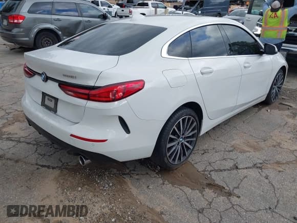 ✅ 2021 BMW 2 Series 228i • VIN: WBA53AK02M7J43610 • Lot: 43704080. Wystawiony na IAAI z przebiegiem 58 787 mil. Bezpłatny archiwum sprzedaży aukcyjnych z USA i szczegółowy raport historii pojazdu na DreamBid. Zdjęcie 4.