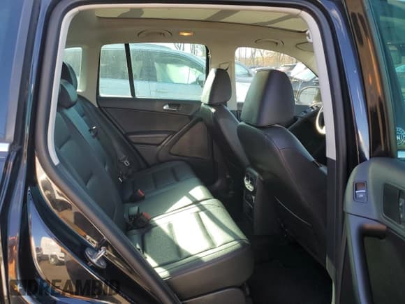 ✅ 2017 Volkswagen Tiguan Wolfsburg Edition • VIN: WVGRV7AX8HK002684 • Lot: 90586635. Wystawiony na Copart z przebiegiem 156 594 mil. Bezpłatny archiwum sprzedaży aukcyjnych z USA i szczegółowy raport historii pojazdu na DreamBid. Zdjęcie 11.