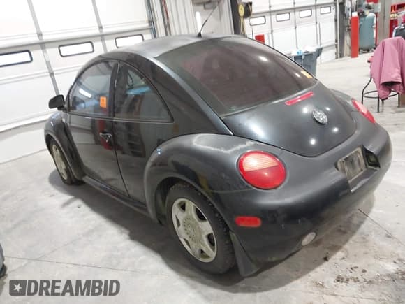 ✅ 2000 Volkswagen Beetle GLS • VIN: 3VWCF21C6YM462522 • Lot: 43896364. Wystawiony na IAAI z przebiegiem Nie podano. Bezpłatny archiwum sprzedaży aukcyjnych z USA i szczegółowy raport historii pojazdu na DreamBid. Zdjęcie 3.