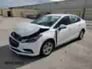 2018 Chevrolet Cruze LT z VIN 1G1BE5SM0J7246944, wystawiony jako Copart lot #70740502 z przebiegiem 73 133 mil mil oraz . Historia ofert i sprzedaży dostępna na DreamBid. Obrazek 1.