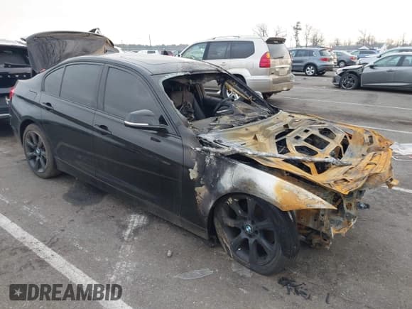 ✅ 2015 BMW 3 Series 320i • VIN: WBA3B1G54FNT07372 • Lot: 43664095. Wystawiony na IAAI z przebiegiem Nie podano. Bezpłatny archiwum sprzedaży aukcyjnych z USA i szczegółowy raport historii pojazdu na DreamBid. Zdjęcie 1.