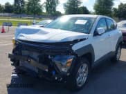 ✅ 2024 Hyundai Kona SE • VIN: KM8HACAB6RU161830 • Лот: 43082500. Опубликован ранее на IAAI с пробегом 12 084 миль. Бесплатный доступ к архиву аукционных продаж из США и подробный отчёт об истории автомобиля на DreamBid. Изображение 2.