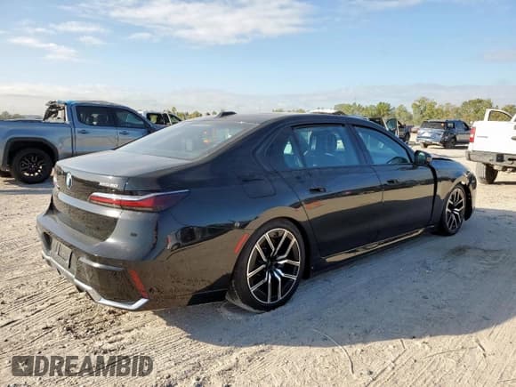 ✅ 2024 BMW i7 xDrive60 • VIN: WBY53EJ04RCP86968 • Lot: 90715645. Wystawiony na Copart z przebiegiem 8 555 mil. Bezpłatny archiwum sprzedaży aukcyjnych z USA i szczegółowy raport historii pojazdu na DreamBid. Zdjęcie 3.