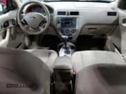 ✅ 2006 Ford Focus SE • VIN: 1FAFP36N26W108884 • Lot: 87014925. Wystawiony na Copart z przebiegiem 76 194 mil. Bezpłatny archiwum sprzedaży aukcyjnych z USA i szczegółowy raport historii pojazdu na DreamBid. Zdjęcie 8.