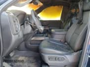 ✅ 2021 Chevrolet Silverado 1500 High Country • VIN: 1GCUYHET4MZ124799 • Lot: 64061145. Wystawiony na Copart z przebiegiem Nie podano. Bezpłatny archiwum sprzedaży aukcyjnych z USA i szczegółowy raport historii pojazdu na DreamBid. Zdjęcie 7.