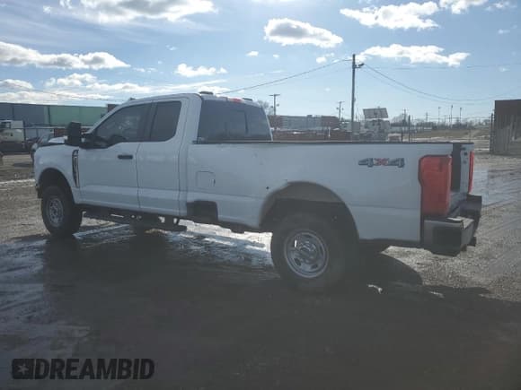 ✅ 2023 Ford F-350 • VIN: 1FT8X3BA1PED26053 • Lot: 42484225. Wystawiony na Copart z przebiegiem 5 648 mil. Bezpłatny archiwum sprzedaży aukcyjnych z USA i szczegółowy raport historii pojazdu na DreamBid. Zdjęcie 2.