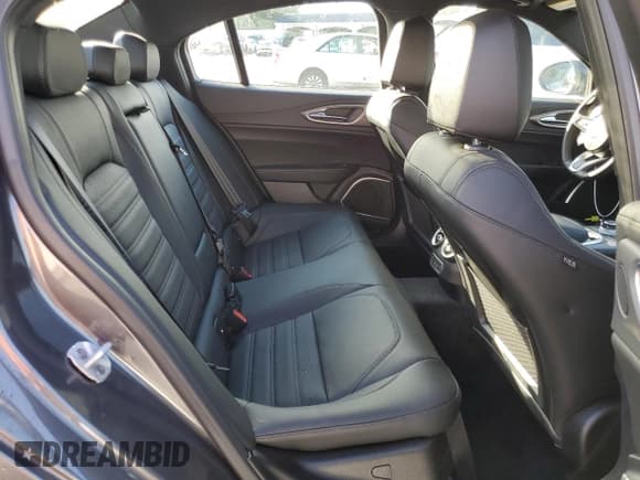 ✅ 2022 Alfa Romeo Giulia Ti • VIN: ZARFAMBN8N7656863 • Lot: 68858332. Wystawiony na Copart z przebiegiem 5 826 mil. Bezpłatny archiwum sprzedaży aukcyjnych z USA i szczegółowy raport historii pojazdu na DreamBid. Zdjęcie 10.