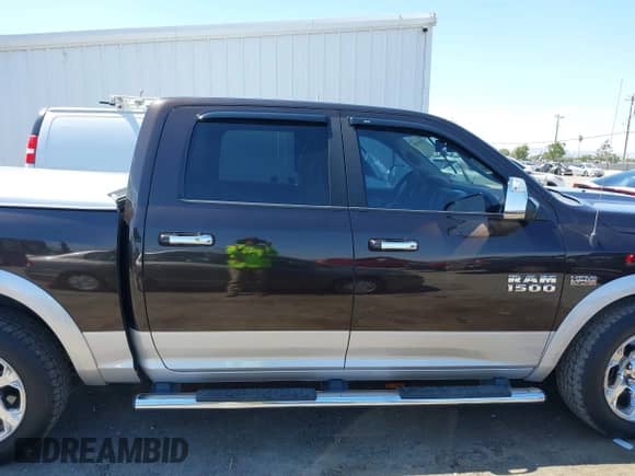 2017 Ram 1500 Laramie z VIN 1C6RR6NT8HS642959, wystawiony jako IAAI lot #43053989 z przebiegiem 88 050 mil mil oraz . Historia ofert i sprzedaży dostępna na DreamBid. Obrazek 13.